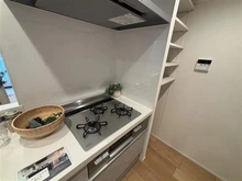 【神奈川県/横浜市保土ケ谷区境木本町】ヴィルヌーブ東戸塚プレジール  キッチン：三口コンロ