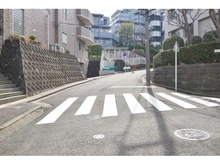 【神奈川県/横浜市保土ケ谷区狩場町】グリーンヒルズ横浜 F棟 前面道路