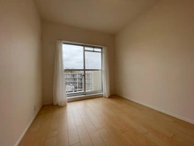 【神奈川県/横浜市戸塚区平戸町】緑の街 四号棟 洋室：約6.8帖