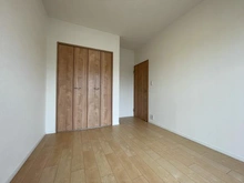 【神奈川県/横浜市戸塚区平戸町】緑の街 四号棟 収納：約6.8帖洋室