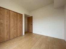 【神奈川県/横浜市戸塚区平戸町】緑の街 四号棟 収納：約5.6帖洋室