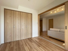 【神奈川県/横浜市戸塚区上矢部町】ナイスパークステージ東戸塚 洋室：約5.2帖　右奥リビング