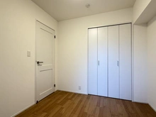 【神奈川県/横浜市戸塚区下倉田町】コスモ戸塚パークスクエア 収納：洋室約4.7帖