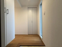 【神奈川県/横浜市戸塚区下倉田町】コスモ戸塚パークスクエア 収納：玄関正面