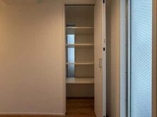 【神奈川県/横浜市戸塚区下倉田町】コスモ戸塚パークスクエア 収納：玄関正面