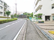 【神奈川県/横浜市戸塚区下倉田町】コスモ戸塚パークスクエア 前面道路