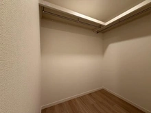 【神奈川県/横浜市南区別所】コスモ上大岡サニーウィング A棟 収納：洋室約6.8帖ウォークインクローゼット