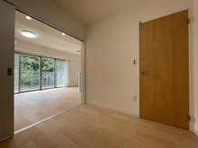 【神奈川県/横浜市戸塚区上品濃】フォートンヒルズ C棟 洋室：約4.2帖
奥：LDK