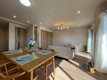 【神奈川県/横浜市戸塚区俣野町】県ドリームハイツ 18号棟 リビング・ダイニング：中央奥；収納
※家具・調度品等は販売価格に含まれておりません。