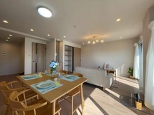 【神奈川県/横浜市戸塚区俣野町】県ドリームハイツ 18号棟 リビング・ダイニング：中央奥：収納扉解放時
