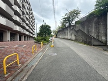 【大阪府/吹田市樫切山】日興千里台スカイタウン B棟 前面道路