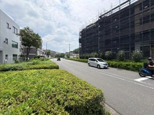 【神奈川県/横浜市都筑区荏田南】フィスナレジデンスセンター南 前面道路