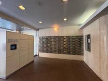 【東京都/文京区向丘】ファミール本郷 エントランス：正面：メールBOX
左：宅配BOX