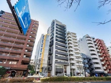 【東京都/文京区春日】アージョ文京春日 外観：中央　白い建物