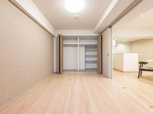 【東京都/千代田区九段南】マートルコート麹町 洋室：（右）リビングダイニング