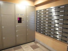 【東京都/世田谷区粕谷】ジェイシティ千歳烏山 メールBOX：左側：宅配BOX