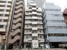 【東京都/港区芝浦】ローレルプラザ田町 外観：画面中央の建物