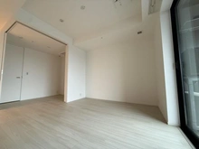 【東京都/港区浜松町】WORLD TOWER RESIDENCE リビング：左奥：洋室