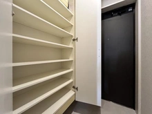 【埼玉県/和光市白子】ライオンズガーデン成増ヴィスタヒル エアリーコート 収納：下足入れ