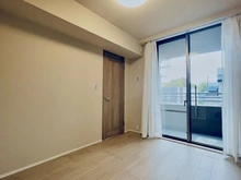 【東京都/練馬区錦】ヒルズ城北中央公園 洋室：南東側　約5.0帖