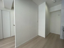 【埼玉県/富士見市鶴瀬東】コスモ鶴瀬ステーションスクエア 室内：キッチン後ろには食器棚や家電を設置するスペースがございます。