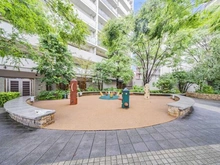 【埼玉県/志木市本町】プラウドシティ志木本町 パークフロントコート 四季彩公園（現地より約10m）：パークフロントコート前面提供公園