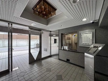 【埼玉県/和光市白子】サーパス和光 エントランス：来訪者をモニター付きオートロックで確認することができます。