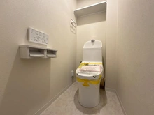 【埼玉県/新座市東北】ルネグランステージ志木II トイレ：洗浄機能付きトイレを設置しております。