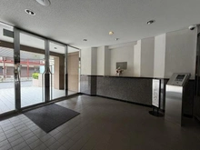 【埼玉県/志木市柏町】コスモ志木ロイヤルフォルム エントランス：オートロック搭載マンションです。