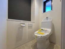 【東京都/板橋区徳丸】ライオンズガーデン東武練馬壱番館 トイレ：洗浄機能付きトイレを採用。開口部もございます。