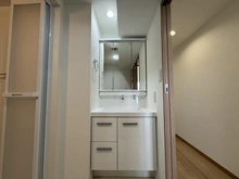 【埼玉県/川越市脇田本町】アンファージュ川越ファースト 洗面室：三面鏡収納・シャワー水栓を搭載しております。