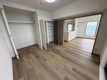 【埼玉県/川越市脇田本町】アンファージュ川越ファースト 洋室：（奥：LDK）