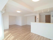 【神奈川県/川崎市川崎区小田】ジェイパーク川崎コンフィール  リビング・ダイニング：（奥）洋室