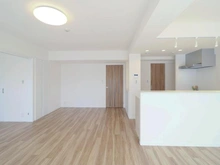 【神奈川県/川崎市川崎区小田】ジェイパーク川崎コンフィール  リビング・ダイニング：（左）洋室