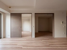 【神奈川県/川崎市中原区小杉町】プラウドタワー武蔵小杉 リビング・ダイニング：（正面）洋室