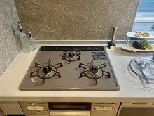 【神奈川県/川崎市中原区新丸子東】マイキャッスル新丸子 キッチン：三口コンロ