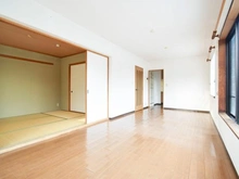 【神奈川県/川崎市高津区末長】プリンスハイツ梶ヶ谷  リビング・ダイニング：（左奥）和室