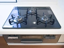 【東京都/世田谷区鎌田】グリュックT玉川 キッチン：三口コンロ