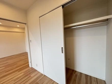 【東京都/国分寺市東恋ヶ窪】グランプラド国分寺 収納：約6帖の洋室にある収納開放時