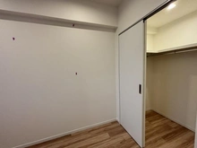 【東京都/国分寺市東恋ヶ窪】グランプラド国分寺 ウォークインクローゼット：約5.8帖の洋室にあるウォークインクローゼット