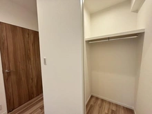 【東京都/国分寺市東恋ヶ窪】グランプラド国分寺 ウォークインクローゼット：約4.7帖の洋室にあるウォークインクローゼット