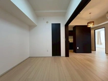 【東京都/新宿区北新宿】ジオ西新宿ツインレジデンス イースト棟 洋室5.0帖からリビングを望む