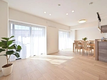 【東京都/足立区梅島】ライオンズステーションプラザ梅島 リビング：※家具調度品等は販売価格に含まれておりません