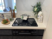 【埼玉県/さいたま市桜区栄和】ユッサ浦和 キッチン：三口コンロ