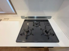 【埼玉県/越谷市瓦曽根】ライフピア南越谷II キッチン：三口コンロ