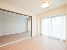 【埼玉県/さいたま市南区内谷】ソルシェ武蔵浦和 リビング・ダイニング：（奥）洋室