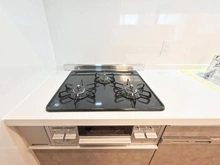 【埼玉県/さいたま市南区内谷】ソルシェ武蔵浦和 キッチン：三口ガスコンロ