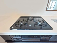 【埼玉県/さいたま市桜区西堀】レーベンリヴァーレ中浦和ファーストレジデンス キッチン：三口コンロ