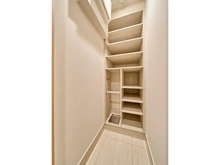 【東京都/世田谷区三軒茶屋】パークホームズ三軒茶屋一丁目 玄関：シューズインクローゼット