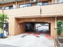 【神奈川県/川崎市川崎区渡田新町】ライオンズガーデン川崎 駐車場：車両出入口
※駐車場有償